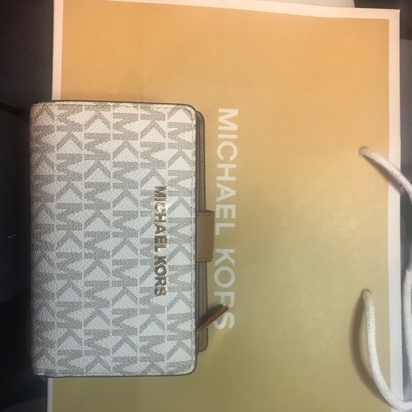 Michael Kors Bifold Zip Coin Wallet - Picture 3 of 6